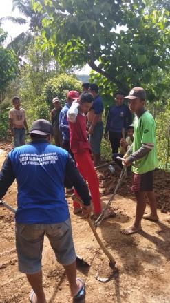 Giat Sosial Membersihkan Tanah Longsor yang ada di Jalan Poros Desa